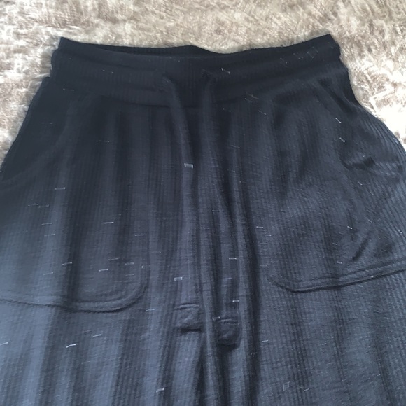 Black Ribbed Capri Joggers - Picture 4 of 4